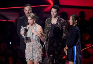 She, along with Puerto Rican rapper Bad Bunny, ignited the 2022 edition, which took place at the Prudential Center in Newark. Pop and folk megastar Taylor Swift turned heads on the Prudential Center red carpet wearing a very airy dress. “I am so proud of what we have done”, launched the 32-year-old singer who decided to re-record her first six albums in order to control the rights herself, facing the music industry. "We couldn't have made this short film if it hadn't been for you, the fans", launched the multimillionaire to tens of millions of subscribers on social networks. She took the opportunity to announce the release on October 21 of her next album: Midnights.