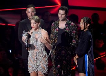 She, along with Puerto Rican rapper Bad Bunny, ignited the 2022 edition, which took place at the Prudential Center in Newark. Pop and folk megastar Taylor Swift turned heads on the Prudential Center red carpet wearing a very airy dress. “I am so proud of what we have done”, launched the 32-year-old singer who decided to re-record her first six albums in order to control the rights herself, facing the music industry. "We couldn't have made this short film if it hadn't been for you, the fans", launched the multimillionaire to tens of millions of subscribers on social networks. She took the opportunity to announce the release on October 21 of her next album: Midnights.