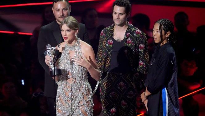 She, along with Puerto Rican rapper Bad Bunny, ignited the 2022 edition, which took place at the Prudential Center in Newark. Pop and folk megastar Taylor Swift turned heads on the Prudential Center red carpet wearing a very airy dress. “I am so proud of what we have done”, launched the 32-year-old singer who decided to re-record her first six albums in order to control the rights herself, facing the music industry. "We couldn't have made this short film if it hadn't been for you, the fans", launched the multimillionaire to tens of millions of subscribers on social networks. She took the opportunity to announce the release on October 21 of her next album: Midnights.