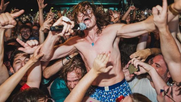 Marc Rebillet, who insulted Macron at the « Festival du Touquet » refuses to reimburse the money collected for his concert