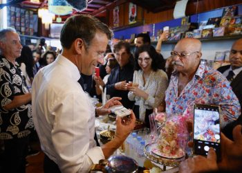 Emmanuel Macron at Disco Maghreb, this maybe a detail for you…