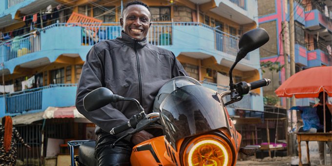 La moto électrique kényane Roam Air impressionne le prince William