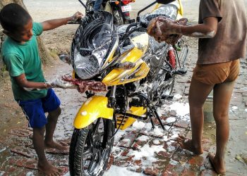 Cet étudiant Indien a construit une moto électrique, et son autonomie vous surprendra !