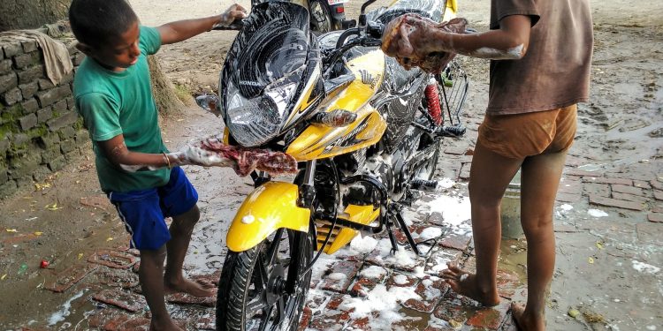 Cet étudiant Indien a construit une moto électrique, et son autonomie vous surprendra !