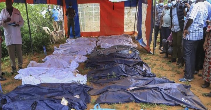 Après la mort de ses adeptes, un pasteur kenyan est poursuivi pour « terrorisme »