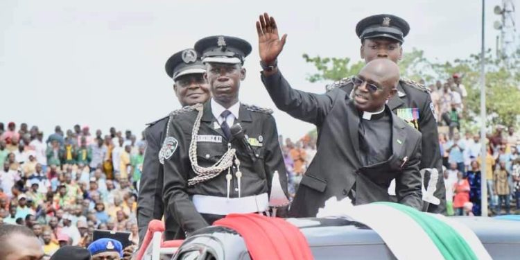 Nigeria : un prêtre élu gouverneur d’un État prête serment