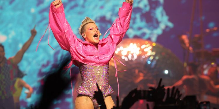During his concerts in London, Pink receives on stage the ashes of a deceased person and a Brie de Meaux
